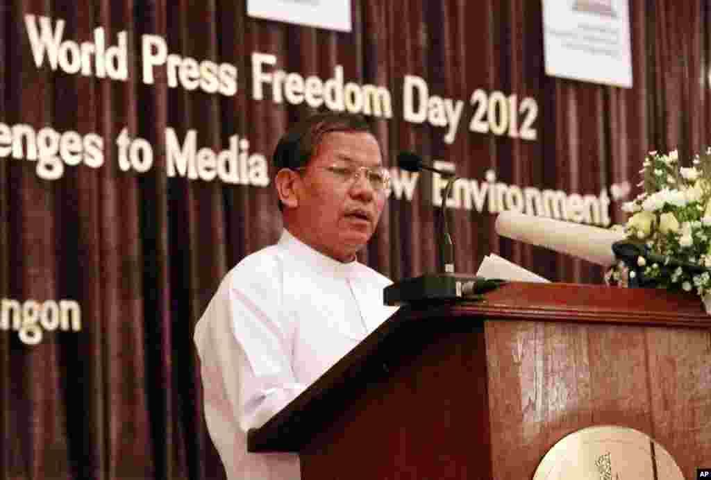Wakil Menteri Informasi berpidato dalam sebuah upacara yang menandai Hari Kebebasan Pers, 3 Mei 2012 (AP).