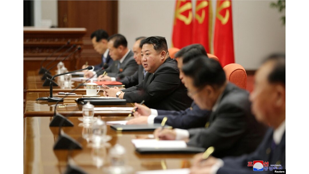 Pemimpin Korea Utara Kim Jong Un mengadakan Rapat Pleno Diperbesar Kelima Komite Sentral Kedelapan Partai Pekerja Korea (WPK) di Pyongyang, Korea Utara pada 11 Juni 2022. (Foto: Reuters)