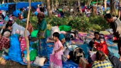 မြန်မာနိုင်ငံ၊ ကရင်ပြည်နယ်အတွင်းက စစ်ပွဲတွေကြောင့် ထိုင်းနိုင်ငံဘက်ထွက်ပြေးလာကြတဲ့ ဒေသခံတိုင်းရင်းသားများ။ (ဒီဇင်ဘာ ၂၂၊ ၂၀၂၁)
