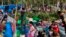 စစ်ကောင်စီနဲ့ KNU ကြားတိုက်ပွဲတွေကြောင့် ဘေးလွတ်ရာ ထိုင်းနယ်စပ်ကို ထွက်ပြေးလာကြတဲ့ ကရင် ရွာသူရွာသားများ (ဓါတ်ပုံ- ထိုင်းကာကွယ်ရေးတပ်) 
