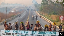 Des manifestants autochtones Kayapo bloquent une autoroute au Brésil, lundi 8 août 2020. 