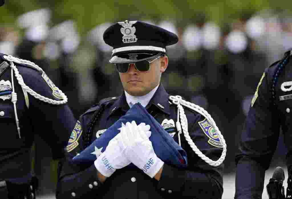 &nbsp;Baton Rouge&#39;da, polis görevlisi Matthew Gerald için Healing Place Kilisesi&#39;de düzenlenen cenaze töreni&nbsp;