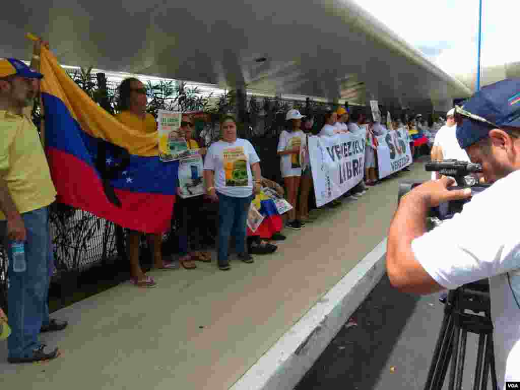 معترضان ونزوئلایی هنوز به اعتراض خود علیه دولت نیکلاس مادورو ادامه می دهند.