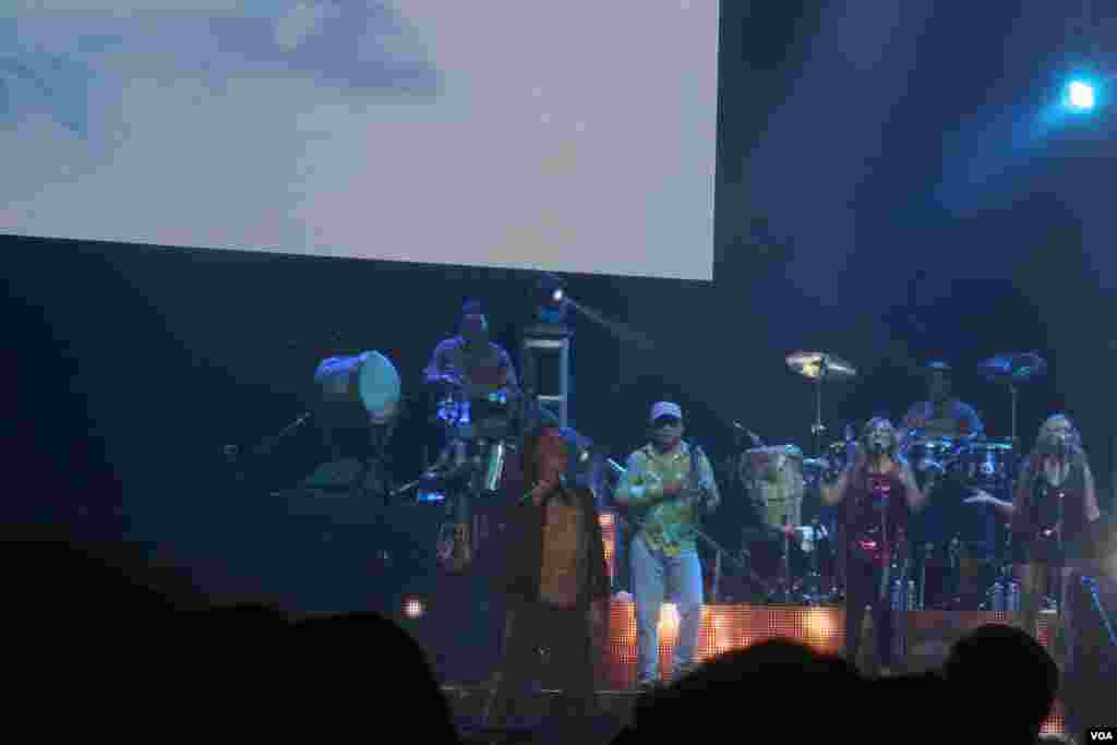 Carlos Vives agradece a cada uno de sus músicos que dan vida a su espectáculo y que no solo son colombianos sino también de otros países como Venezuela. [Foto Mitzi Macias, VOA].