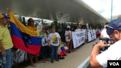 El piloto del último vuelo de United Airlines desde Venezuela ondeó la bandera tricolor del país durante su salida del país caribeño.