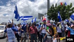 Ciudadanos nicaraguenses participan corriendo, en patines y bicicletas en la Maratón de la Libertad, un evento autoconvocado para pedir justicia y la liberación de los presos políticos del régimen de Daniel Ortega. Foto: Jacob Luzi, VOA.