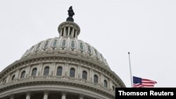 ARCHIVO - Cúpula del edificio de la Corte Suprema de EE. UU. con la bandera a media asta en honor de la fallecida jueza Ruth Bader Ginsburg. 25 de septiembre de 2020.