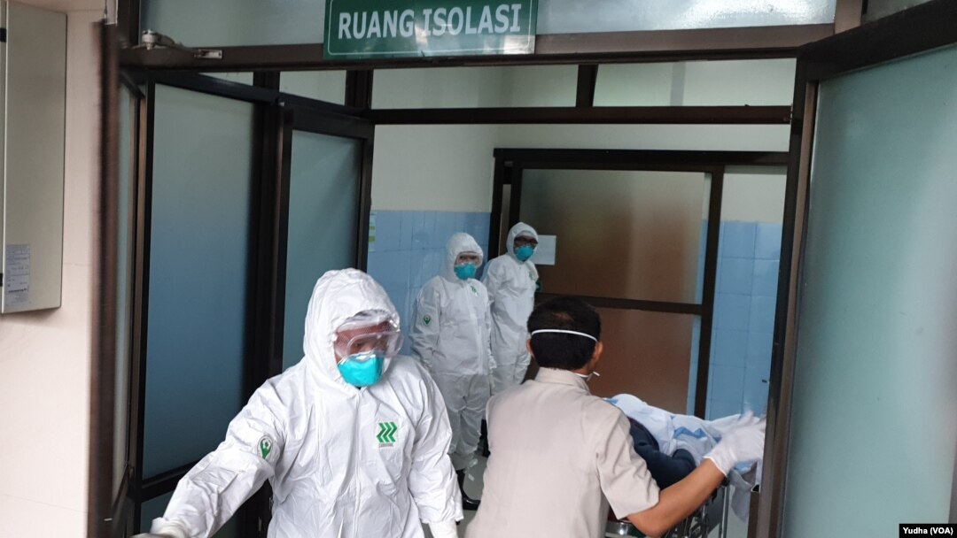 Simulasi penanganan pasien terjangkit virus Corona n-CoV 2019 di RS Dr. Moewardi Solo, Jumat, 31 Januari 2020. (Foto: VOA/Yudha)