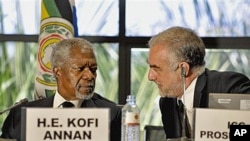 Katibu mkuu wa zamani wa Umoja wa Mataifa Kofi Annan, kushoto, akizungumza na mwendesha mashtaka mkuu wa ICC Luis Moreno-Ocampo, kulia, wakati wa mkutano mjini Kampala, Uganda, May 31, 2010.