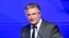 Alec Baldwin est sur scène lors des Awards "Robert F.Kennedy Human Rights Thread of Hope" à New York le 9 décembre 2021.