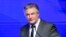 Alec Baldwin est sur scène lors des Awards "Robert F.Kennedy Human Rights Thread of Hope" à New York le 9 décembre 2021.