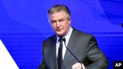 ARCHIVO - Alec Baldwin presenta los premios Robert F. Kennedy Human Rights Thread of Hope en el Hilton Midtown de Nueva York el 9 de diciembre de 2021.