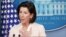 美国商务部部长雷蒙多在白宫记者会上讲话。（2021年4月7日）