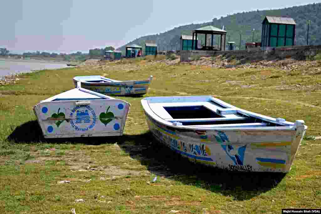 کشتی چلانے والے ملاحوں کا روزگار بھی اس جھیل کے باعث ہونے والی سیاحت سے وابستہ ہے۔