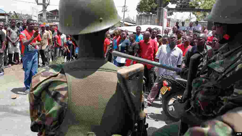 Les partisans de l&#39;opposition manifestent devant un bureau de vote à Mombasa lors de l&#39;élection présidentielle kenyane du 26 octobre 2017.