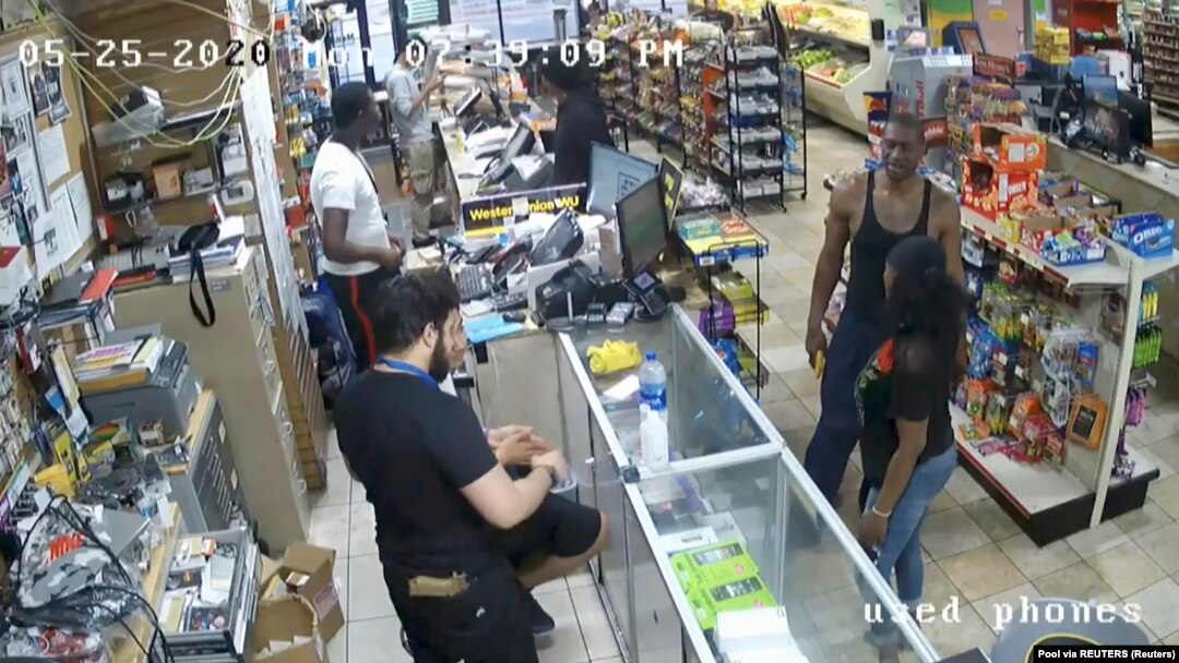 Snimak nadzorne kamere u periodu dok se Džordž Flojd nalazio u marketu iz koje je pozvana policija zbog tvrdnje da je pokušao kupovinu falsifikovanom novčanicom (Foto: AP)