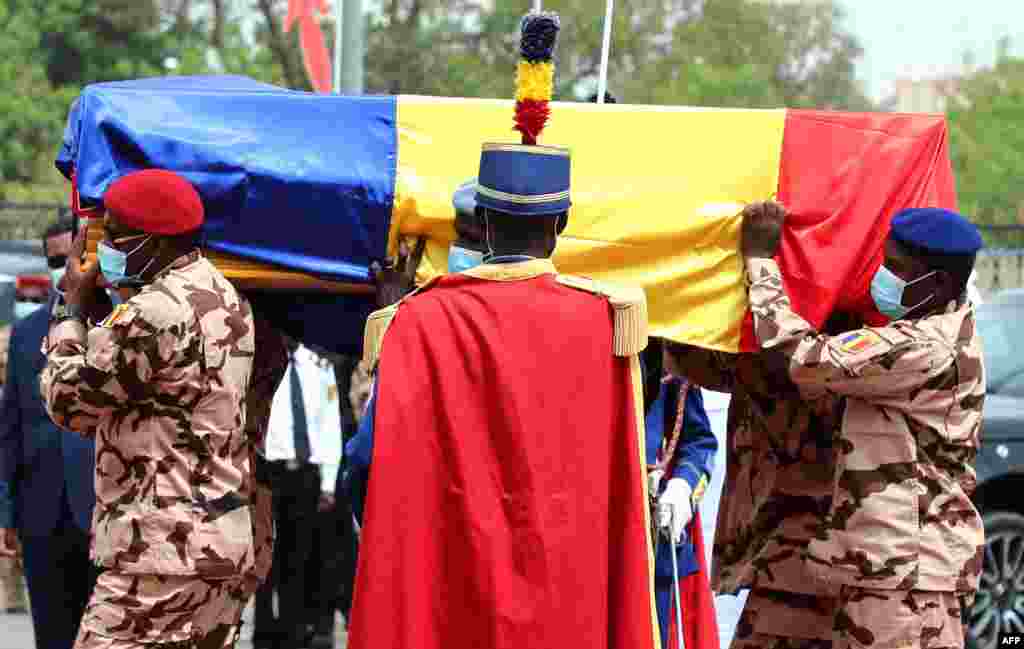 Des soldats tchadiens portent le cercueil de feu le pr&#233;sident tchadien Idriss Deby lors des fun&#233;railles nationales &#224; N&#39;Djamena le 23 avril 2021.
