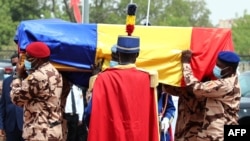 Des soldats tchadiens portent le cercueil de feu le président tchadien Idriss Deby lors des funérailles nationales à N'Djamena le 23 avril 2021.