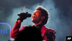 ARCHIVO - The Weeknd se presenta durante el espectáculo de medio tiempo del juego de fútbol americano Super Bowl 55 de la NFL el 7 de febrero de 2021, en Tampa, Florida. 