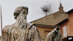 Khói đen bốc lên từ một ống khói nhỏ trên Nhà nguyện Sistine ở Vatican, ngày 13/3/2013.