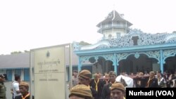 Salah satu prosesi sekaten, membawa Gamelan Pusaka Kraton Kasunanan ke kompleks Masjid Agung Solo. (Foto: VOA/Nurhadi)