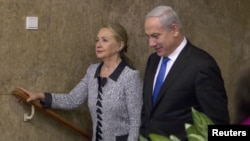 AQSh Davlat kotibasi Xillari Klinton Isroil Bosh vaziri Benyamin Netanyaxu bilan muloqotda, Quddus, 20-noyabr, 2012-yil.