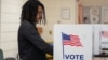Un hombre vota en un sitio de votación en Detroit, Michigan, mientras demócratas y republicanos celebran sus elecciones primarias en Michigan, EE.UU., el 27 de febrero de 2024. REUTERS/Dieu-Nalio Chery