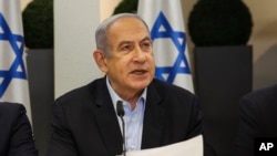 Perdana Menteri Israel Benjamin Netanyahu berbicara dalam rapat kabinet mingguan di kantor Kementerian Pertahanan Israel di Tel Aviv, pada 7 Januari 2024. (Foto: Ronen Zvulun/Pool via AP)