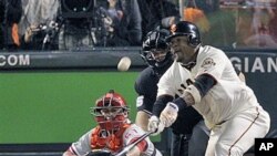San Francisco Giants' Juan Uribe hits a game-winning sacrifice fly during the ninth inning of Game 4 of baseball's National League Championship Series against the visiting Philadelphia Phillies, 20 Oct 2010
