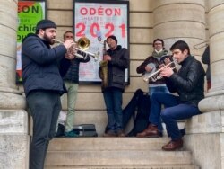 A jazz band previews Odeon theatre's afternoon assembly by occupation protesters. (VOA/Lisa Bryant)