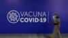 Un hombre camina dentro de un centro de vacunación contra la enfermedad por coronavirus (COVID-19) en San Salvador, 13 de abril de 2021.