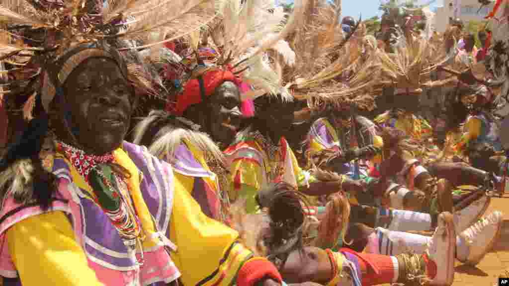 የልዎ ማህበረሰብ በኬንያ የኪሱሙ( Kisumu)ተቀማጮች ባህላዊ ልብስ ለብሰው ባህላቸውን ያከብራሉ 