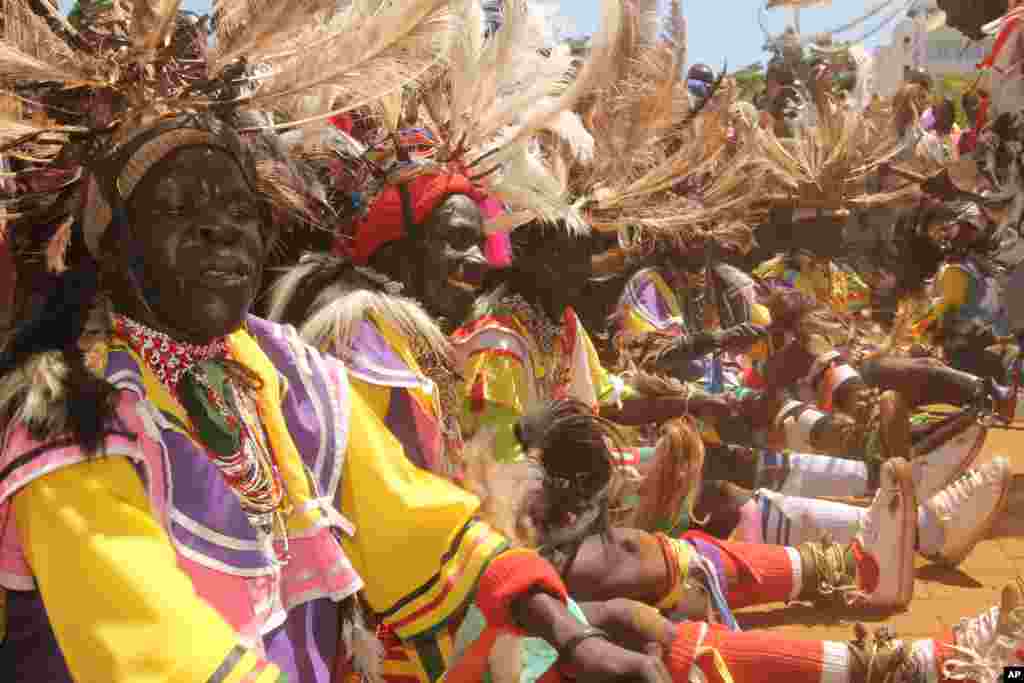 Mazauna Kismu Sanye Da Kayan Al&#39;adaun Gargajiya Wadanda Aka Fi Sani Da Tera Buru A Al&#39;adar Luo Dake Kasar Kenya. &nbsp;