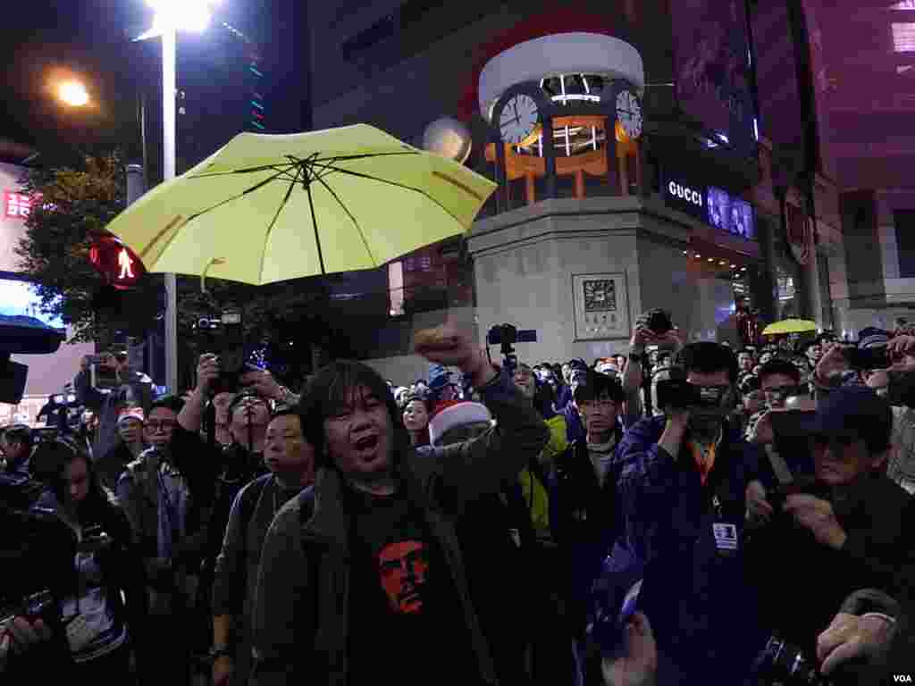 外号"长毛"的香港立法会议员梁国雄在时代广场加入报佳音行列，与数百名参加者一起倒数迎接圣诞