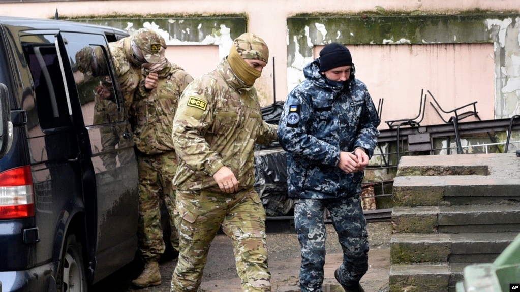 Украинский моряк, конвоируется в зал суда в Симферополе. Крым, 27 ноября 2018. 