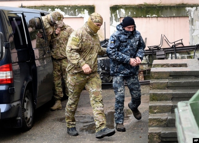 Geçen Kasım'da tutuklanan Ukraynalı deniz kuvvetleri personeli, Rus FSB ajanları tarafından Simferopol'de (Akmescit) mahkemeye götürülürken.