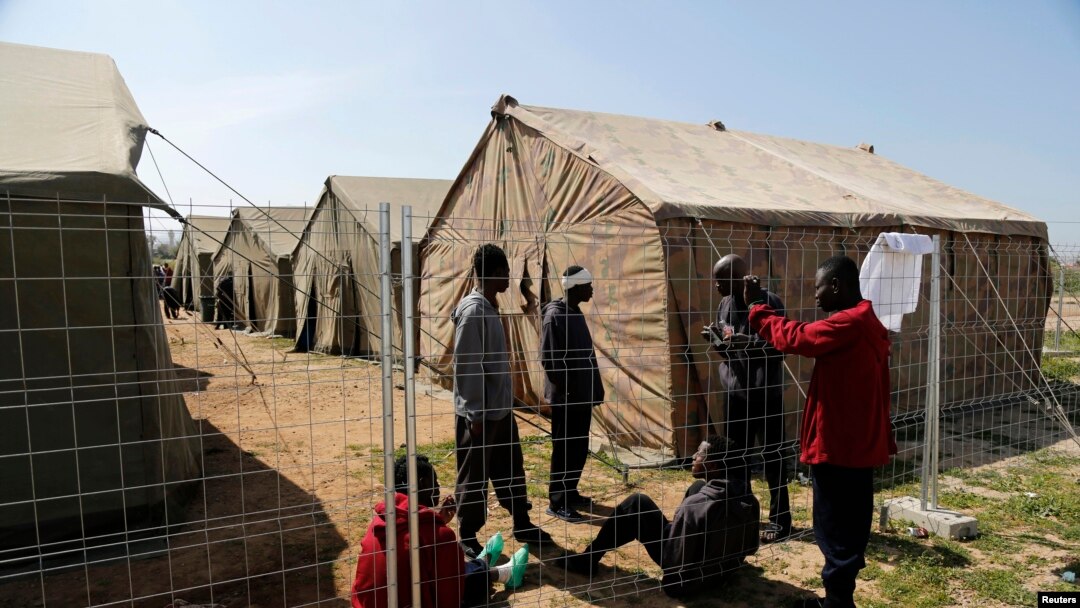 Para migran Afrika beristirahat di samping tenda-tenda mereka di luar pusat penampungan pengungsi di Melilla, Spanyol, 19 Maret 2014.(Foto: dok).