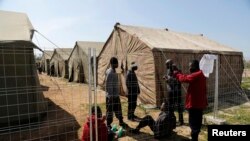 Para migran Afrika beristirahat di samping tenda-tenda mereka di luar pusat penampungan pengungsi di Melilla, Spanyol, 19 Maret 2014.(Foto: dok).