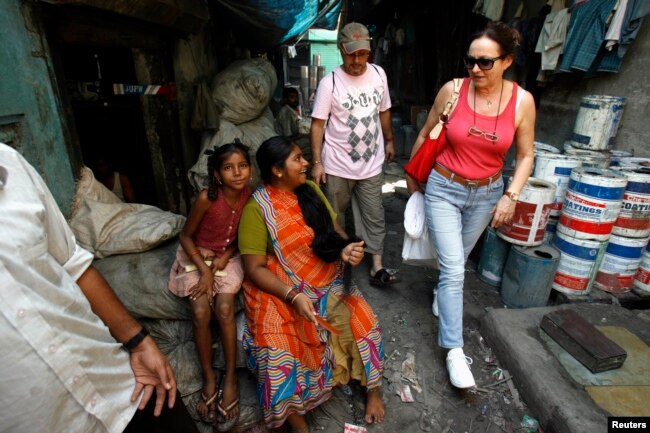 28 Kasım 2007: Turistler Asya'nın en büyük gecekondu mahallelerinden biri olan Dharavi'de rehberli bir tur sırasında yürüşte.