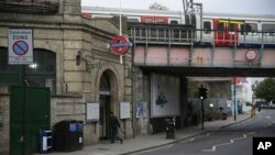 La estación de metro Parsons Green en Londres reabrió luego de un ataque terrorista en un vagón del tren subterráneo el viernes. 