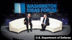 美国国防部长哈格尔（左）参加华盛顿思想论坛（照片来源：美国国防部）