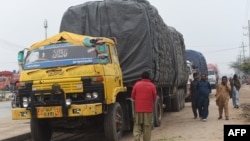 အိန္ဒိယနယ်စပ် က ကုန်ကားများ