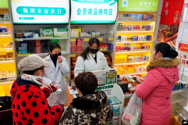 武汉市民在一家药店购物。(2020年1月22日)
