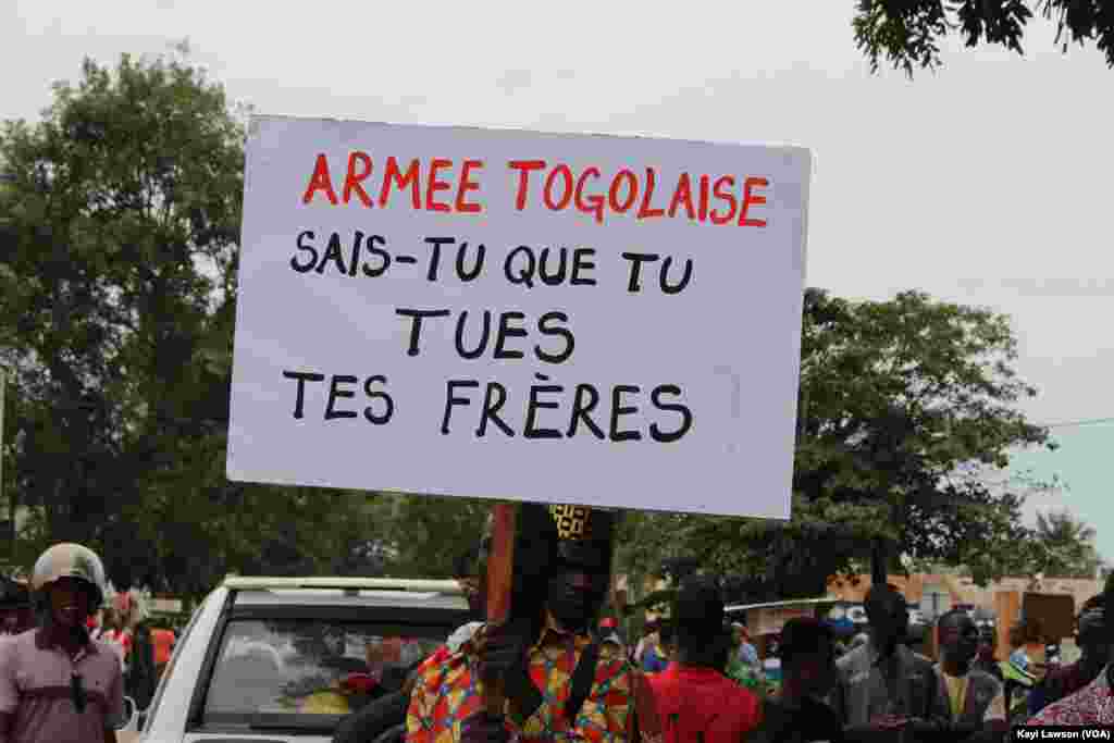 Les Togolais sont une nouvelle fois dans les rues de Lomé, au Togo, le 4 octobre 2017. (VOA/Kayi Lawson)