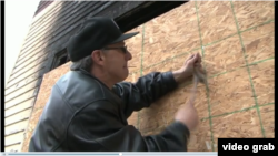 危險房屋要用木板封住