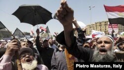 Kelompok Salafi, salah satu dari dua kubu, berunjuk rasa setelah sholat Jumat di Lapangan Tahrir, pusat kota Kairo (27/4).