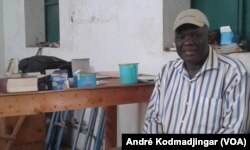 Moïmou Nérem Victor, proviseur du lycée mixte de Timbiri, au Tchad, le 28 avril 2017. (VOA/André Kodmadjingar)