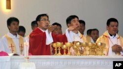 河南天主教会发布的图片显示安阳教区的张银林助理主教参加祝圣仪式（2015年8月4日）
