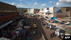 Pasar di Bamako, Mali, 26 Agustus 2020. (Foto: ANNIE RISEMBERG / AFP)
