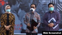 Direktur Utama PT Bio Farma (persero) Honesti Basyir (tengah) didampingi Kepala Badan Pengawas Obat dan Makanan (BPOM) Penny Lukito (kiri) dan Ketua Pelaksana Komite Penanganan COVID-19 dan Pemulihan Ekonomi Nasional (PEN) Erick Thohir. (Foto: dok).